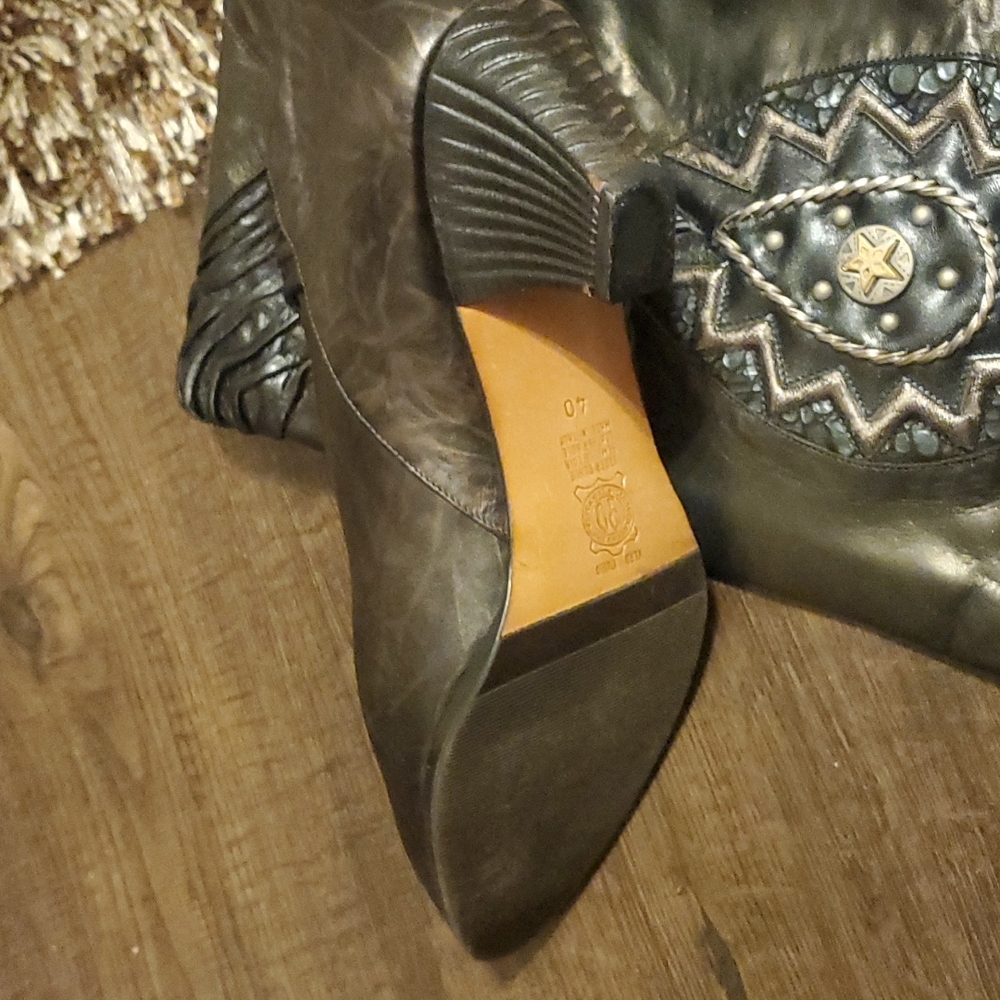 Boots - Picture 3 of 6